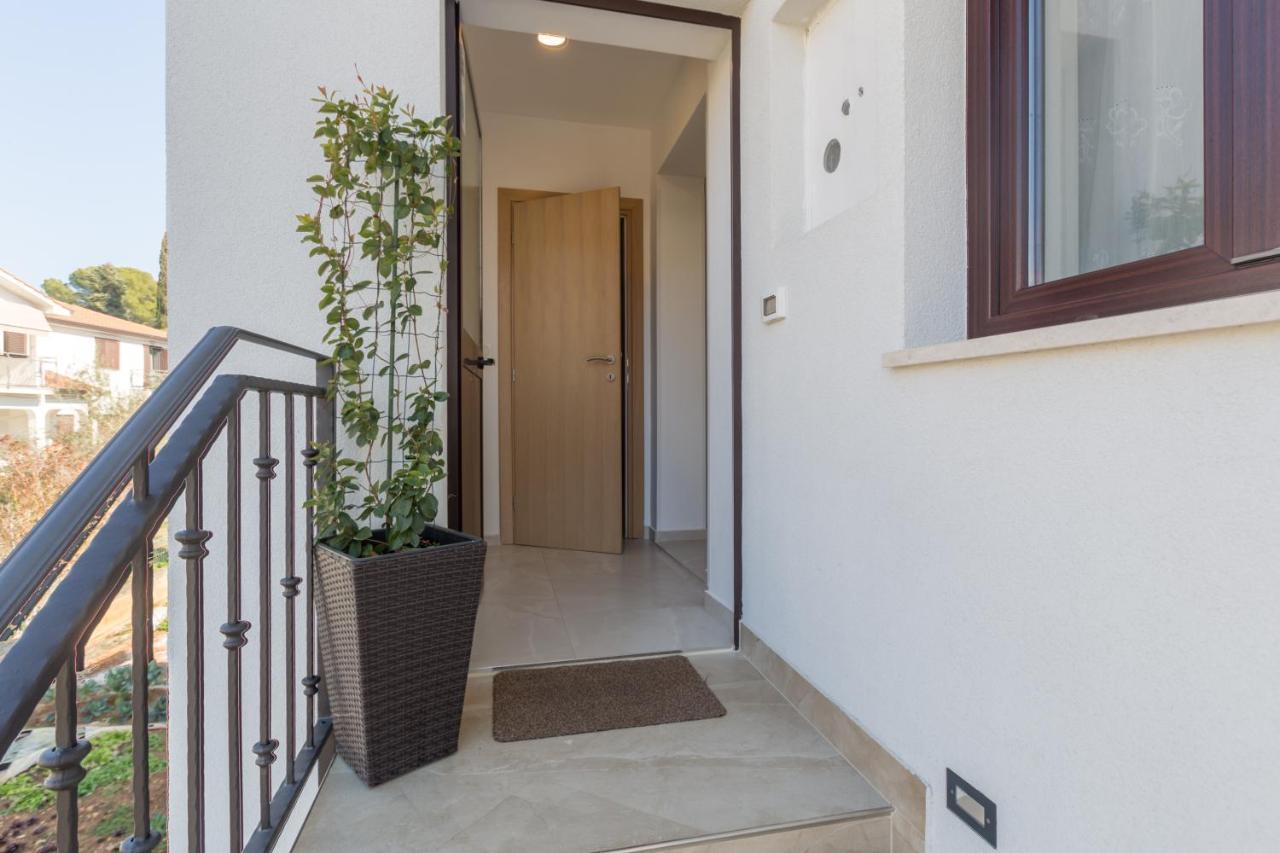Alex Deluxe Apartments On Beach Poreč Exterior foto